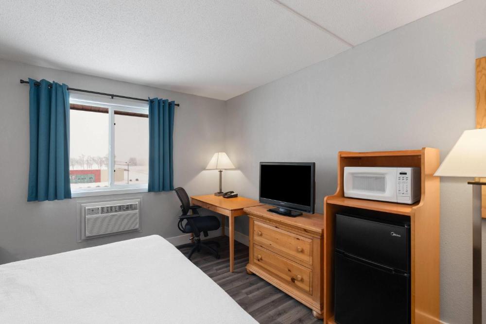 Queen Room - Non-Smoking interior