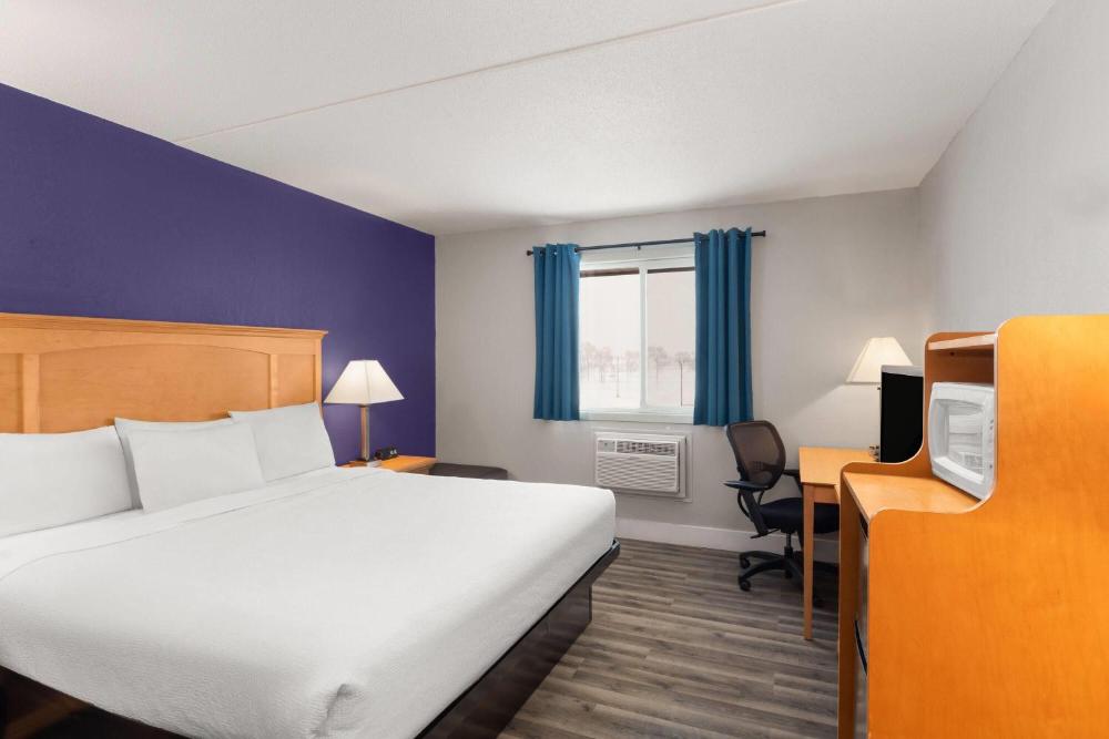Queen Room with Bathtub w/Grab Bars - Mobility Accessible/Non-Smoking interior